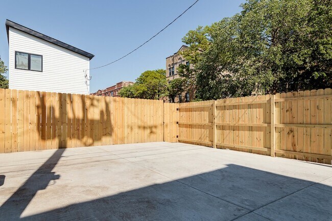 Building Photo - 7205 S Ridgeland Ave