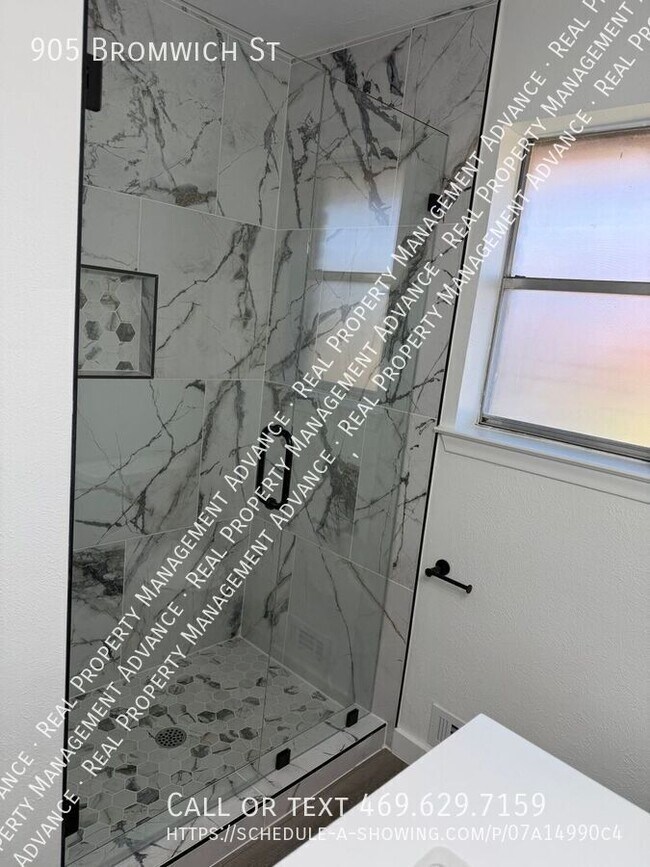 Building Photo - 905 Bromwich St