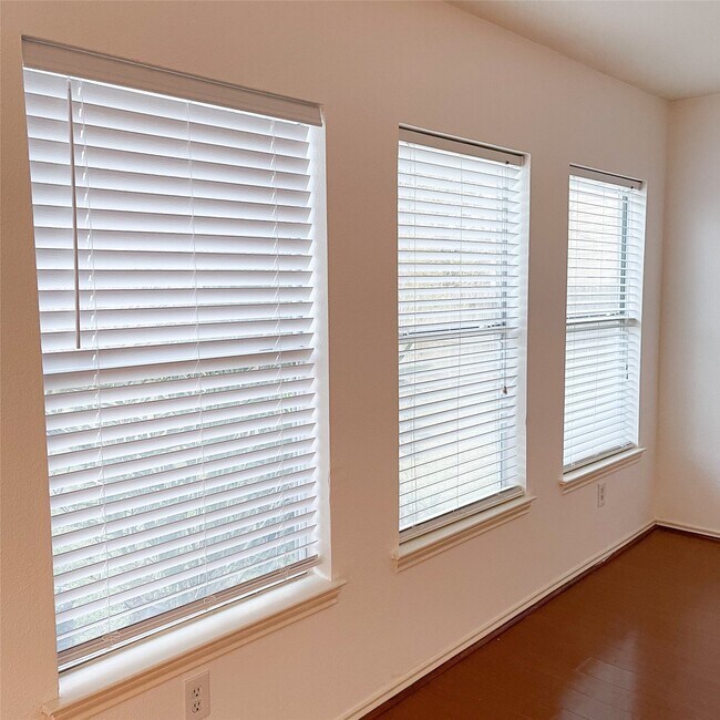 Building Photo - 11737 Logan Ridge Dr