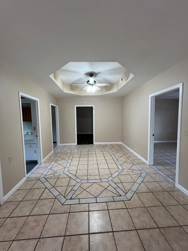 Building Photo - 3 Bedroom, 1 Bath Home