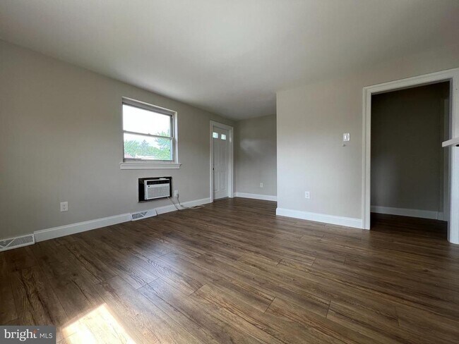 Building Photo - 550 N Line St