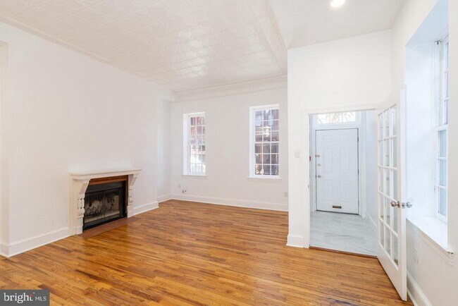 Building Photo - 422 S 15th St