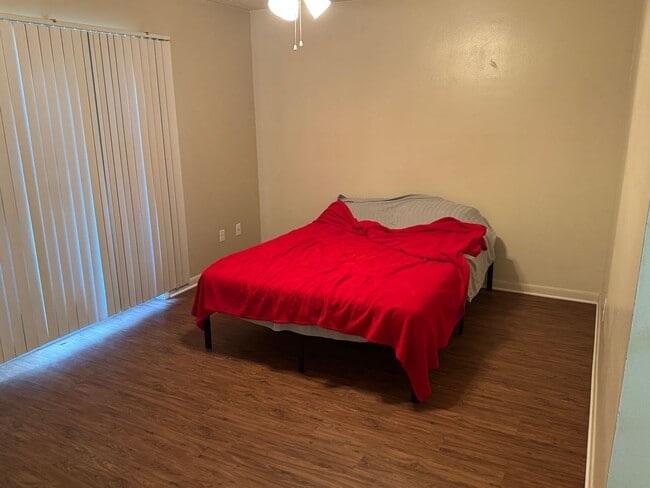 Building Photo - SUBLEASE AVAILABLE DECEMBER 1st Cute 2 bed...