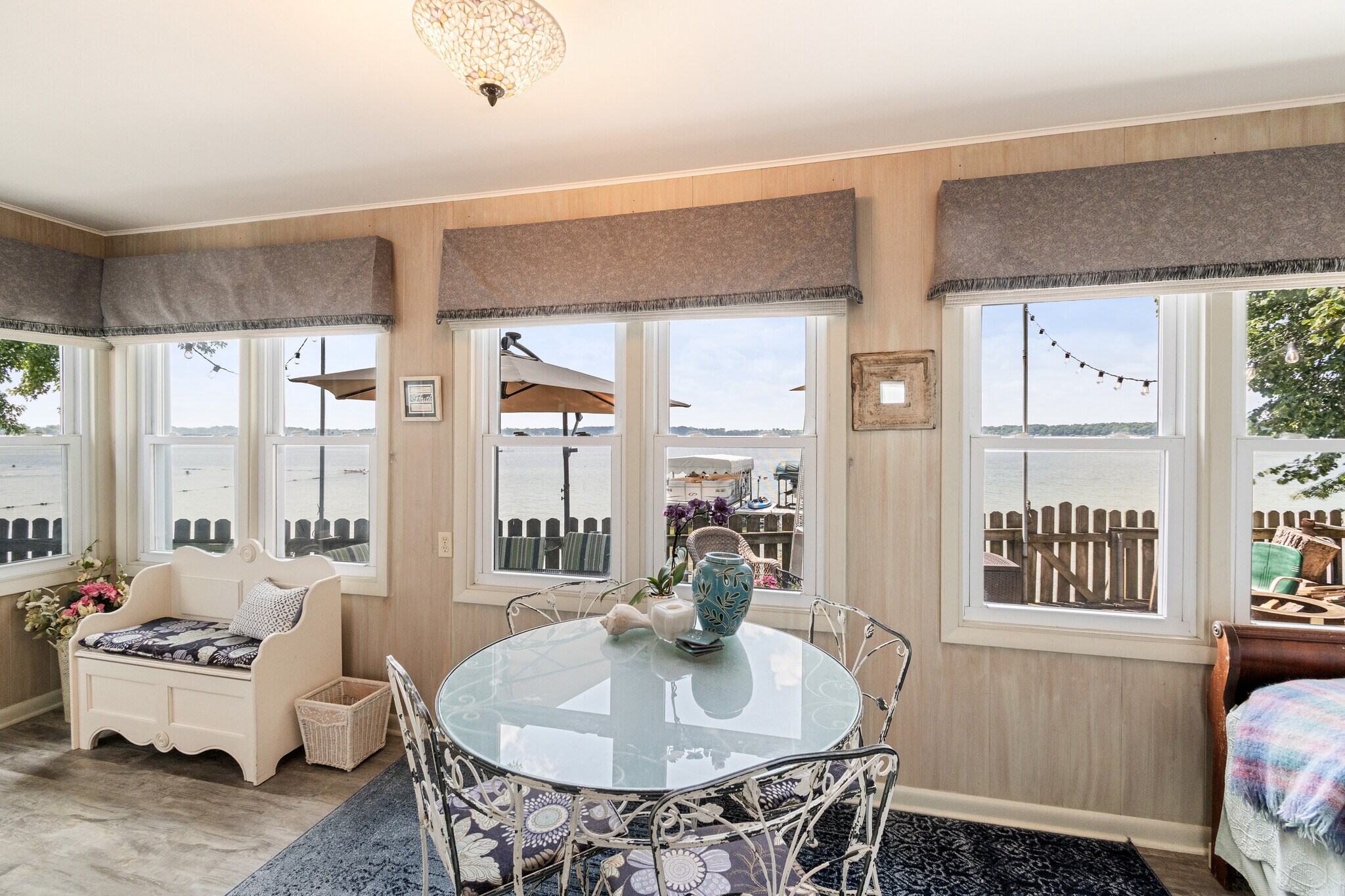 Porch with daybed - 123 S Ferry Dr
