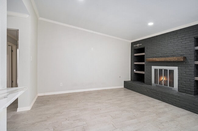 Building Photo - 10818 Hillcroft Ave