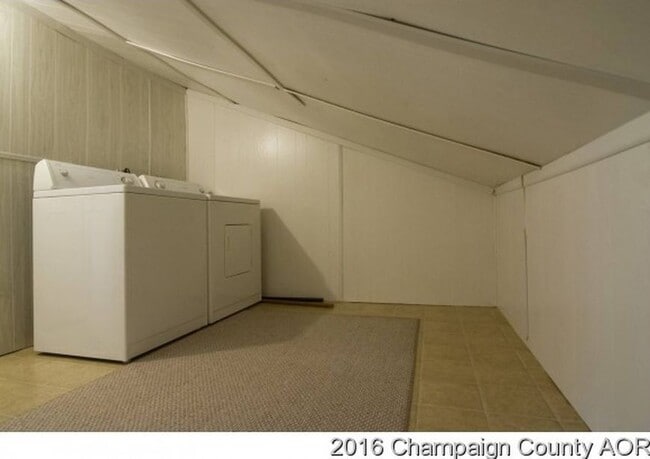 Building Photo - 2bed/1.5bath Condo near Robeson Elementary