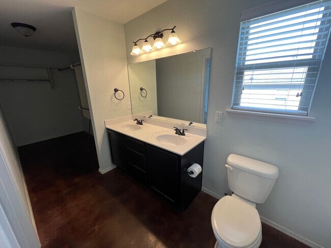 Building Photo - New Listing!