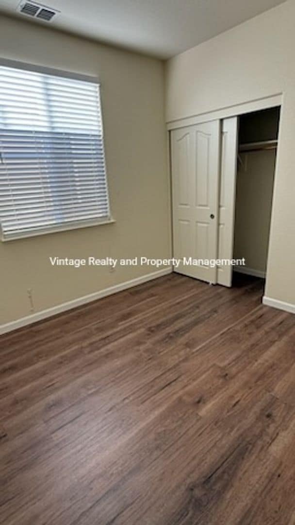 Building Photo - 244 Lazy Ridge Ave