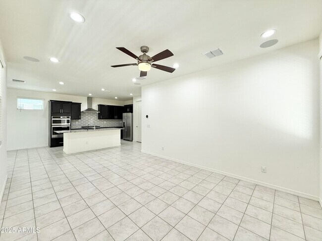Building Photo - 735 W Derringer Way