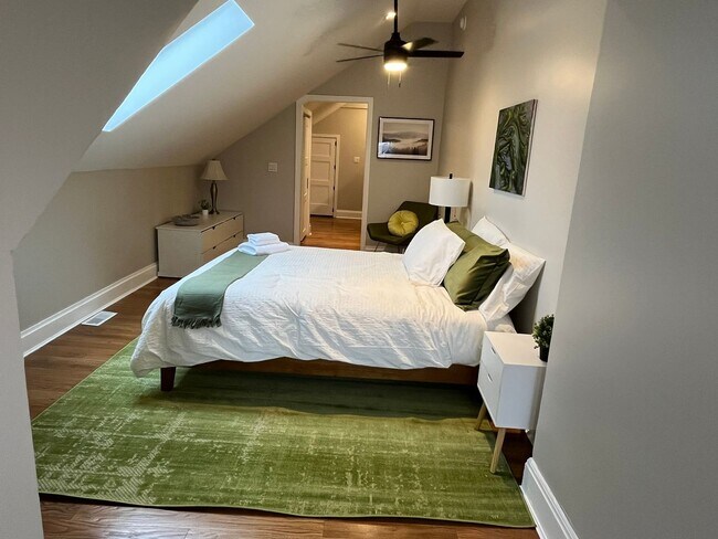 Building Photo - Dennison Ave 866-868 CR