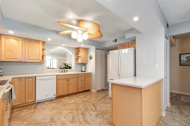 Building Photo - 6500 Sunset Way