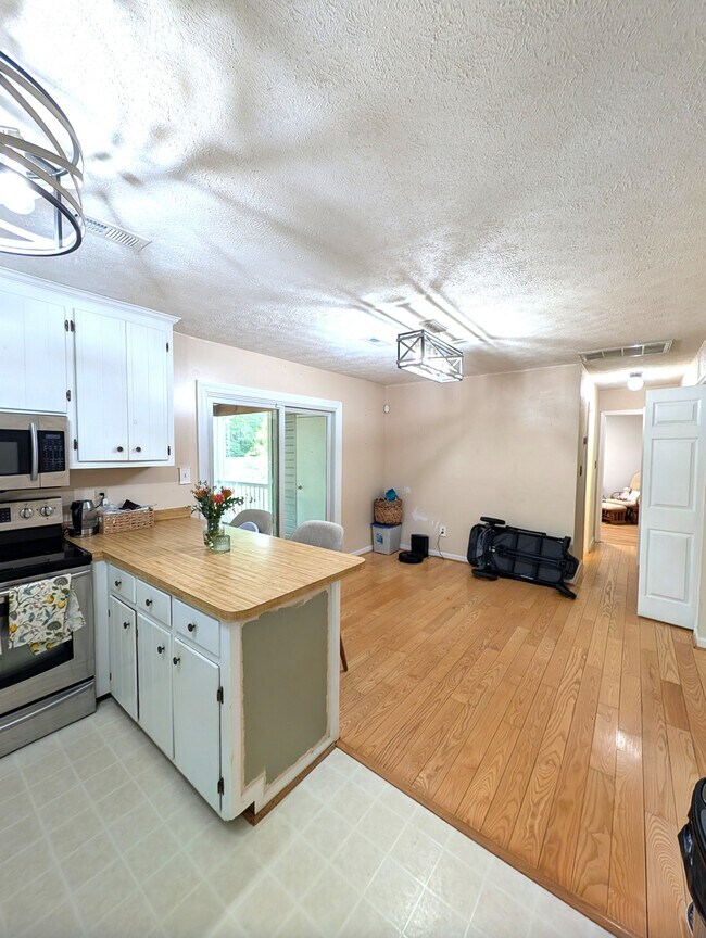 Building Photo - 5212 Hickory Fork Rd