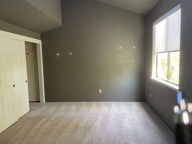 Building Photo - Beautiful End Unit Condo in Bennett Valley!