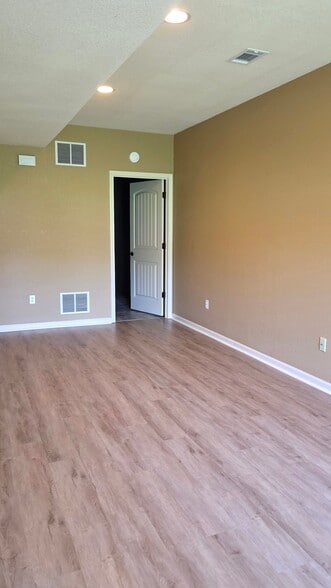 Building Photo - 3814 N Forest Ave