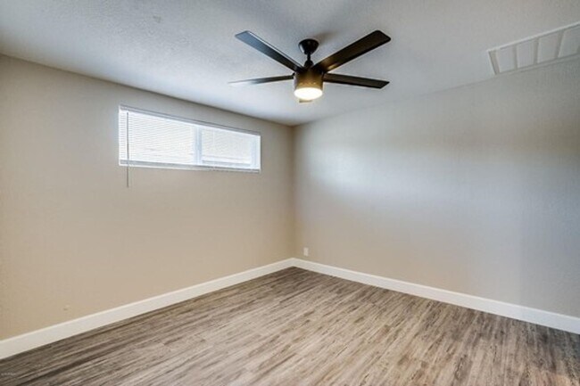 Building Photo - 603 S Bellview