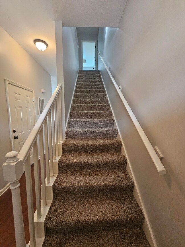 Building Photo - Modern 3Bed/2.5-Ba Townhome in PCB – Resor...