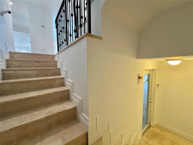 Building Photo - 573 Satinwood Dr