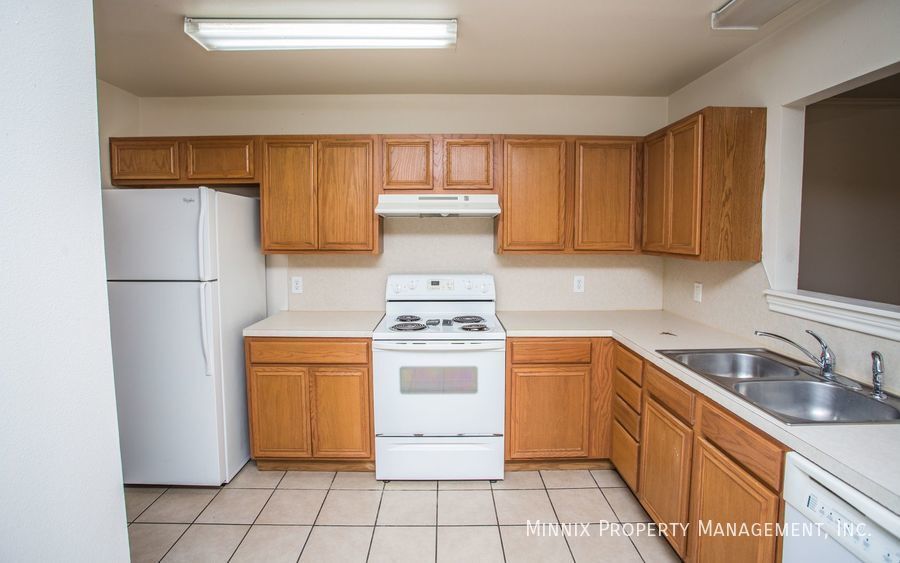 Building Photo - 908 N Belmont Ave