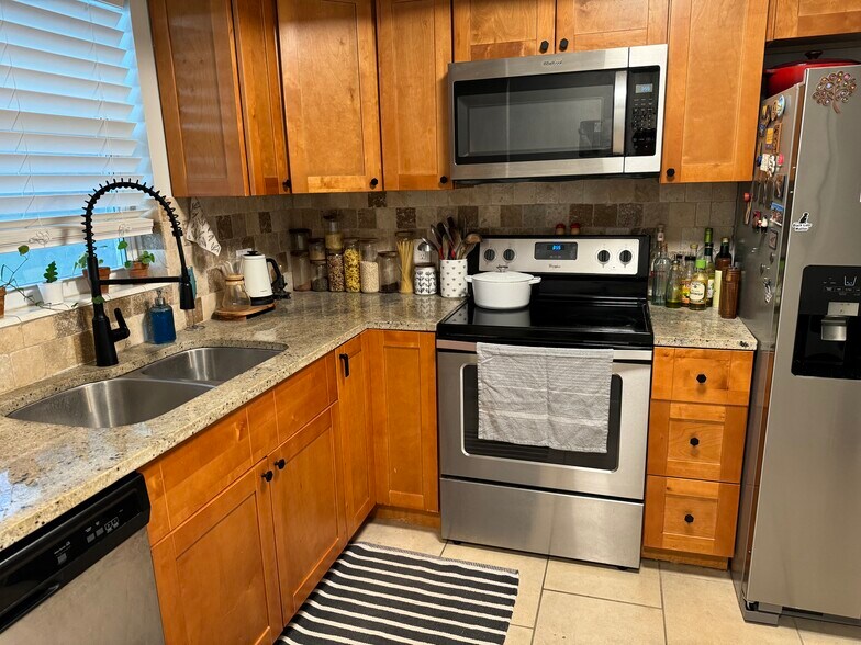 Building Photo - 236 Castlewood Dr
