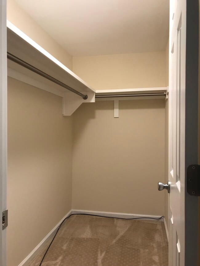 Building Photo - 7404 Oak Post Rd