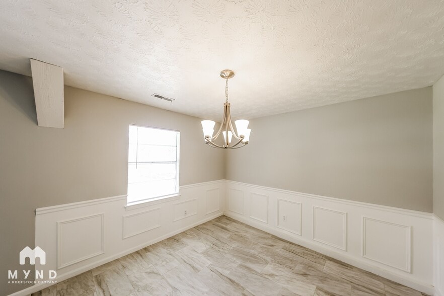 Building Photo - 2110 Vicki Dr