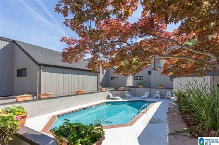 Pool - 3350 Altamont S