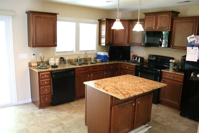 Building Photo - 4 bedroom cul de sac lot