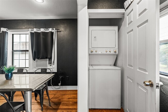 Building Photo - 3312 Greenbriar Dr