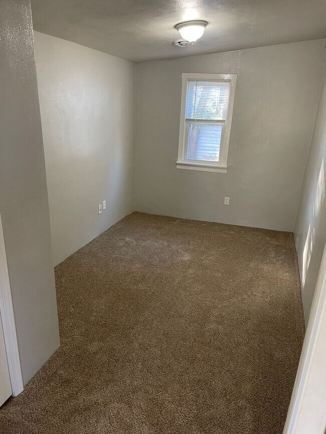 Building Photo - 2 Bed 1 Bath with Garage