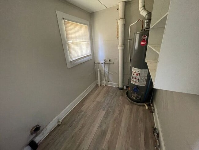 Building Photo - 4 bedroom 2 bath house