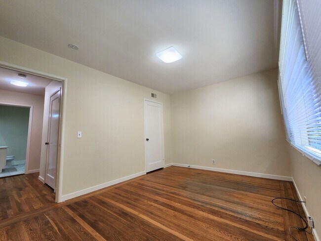 Building Photo - Charming three-bedroom, two-bath home in Midtown Palo Alto.