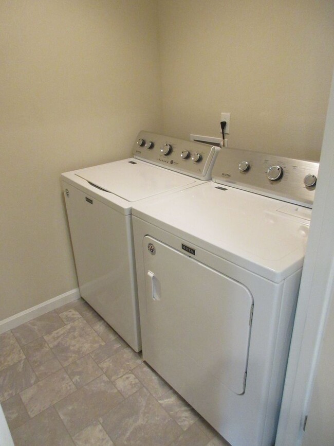 Building Photo - Newer 3 bedroom in South Salem