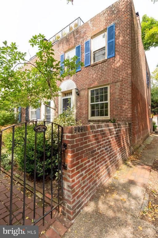 Building Photo - 404 S Croskey St