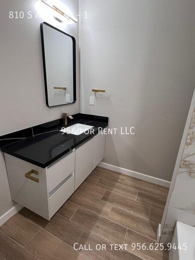 Building Photo - 810 S Athol St