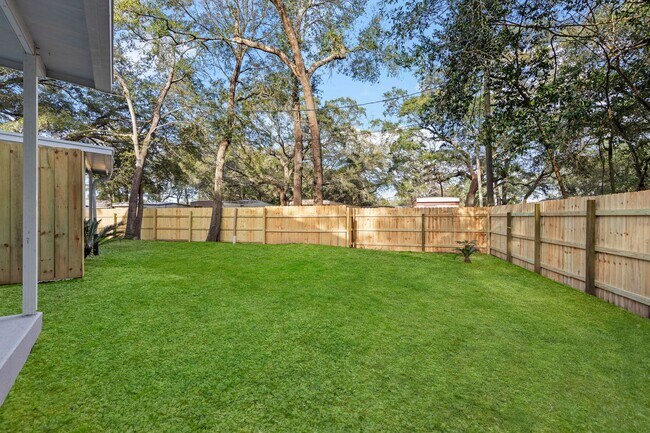 Building Photo - Beautifully Updated Townhouse