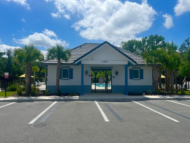 Building Photo - Sapcious 5-Bedroom Home In Quiet Lakeland ...