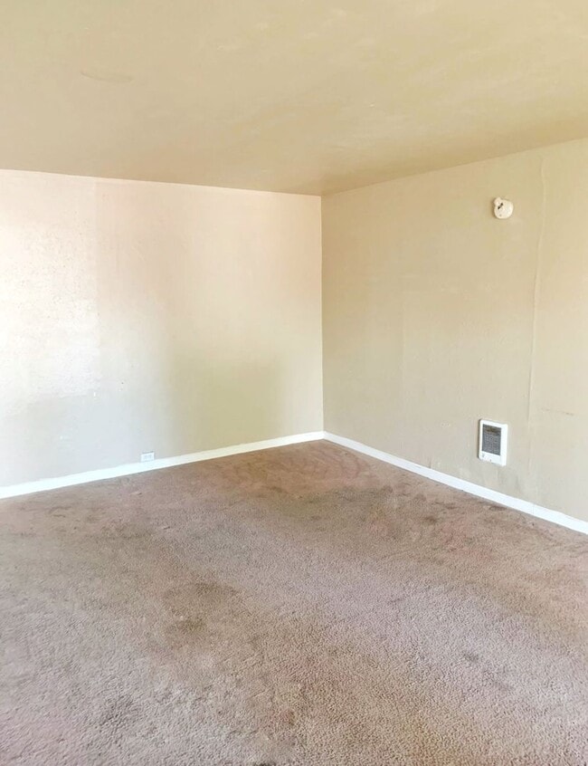 Building Photo - Charming 2-bedroom unit in fourplex