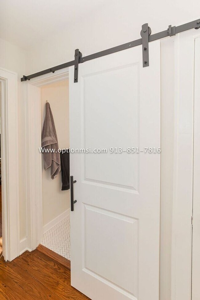 Building Photo - Charming, impeccably clean and maintained ...