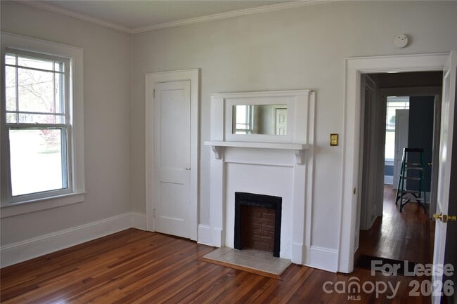 Building Photo - 629 N Cedar St