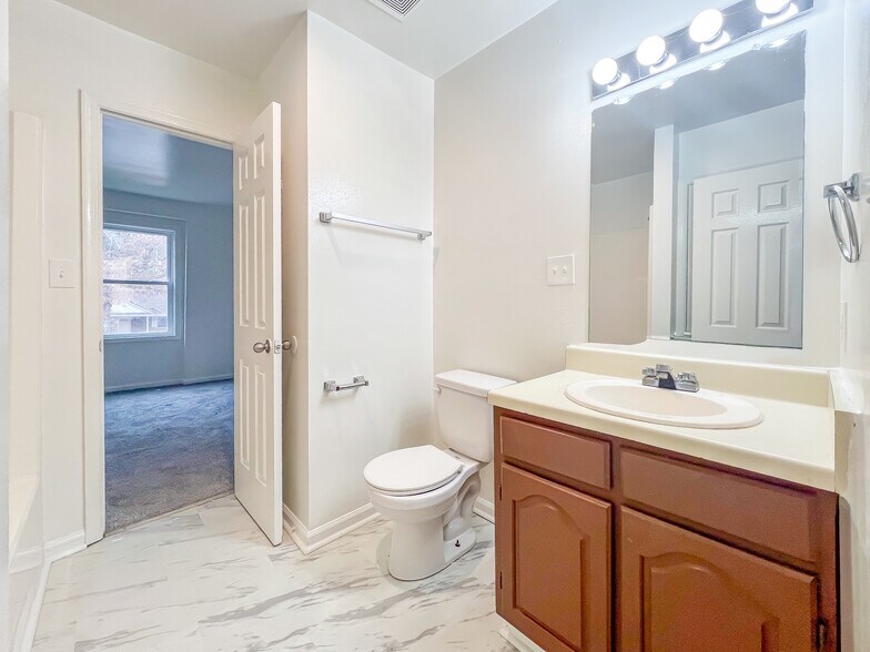 Building Photo - 24 Fox Hill Dr