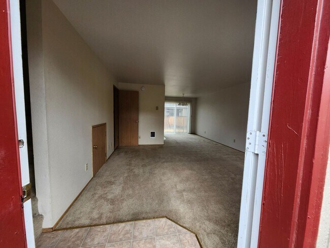 Building Photo - 2 Bed/1.5 Bath Apartment - NE Purcell Blvd