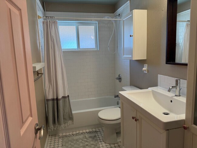 Building Photo - ALL UTILITIES INCLUDED Colorful & Eclectic 2 Bed / 1 Bath Home Near U of A