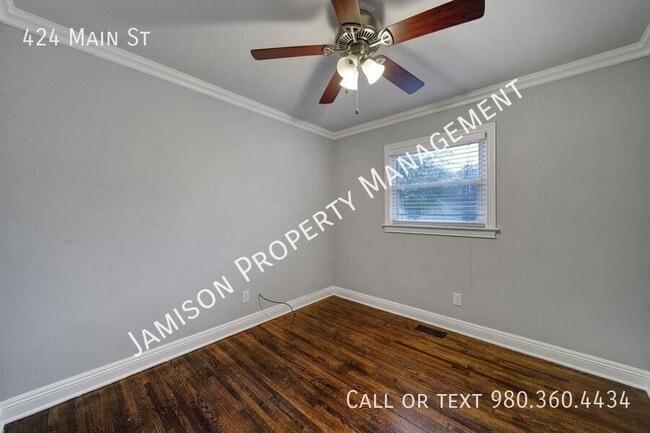 Building Photo - 424 Main St