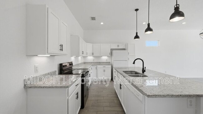 Building Photo - 895 E Mather St