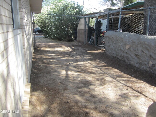 Building Photo - 305 Corvena Way