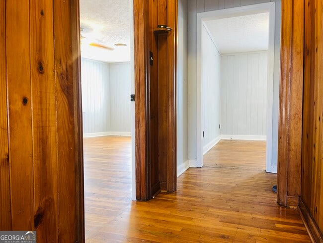 Building Photo - 406 E Main St