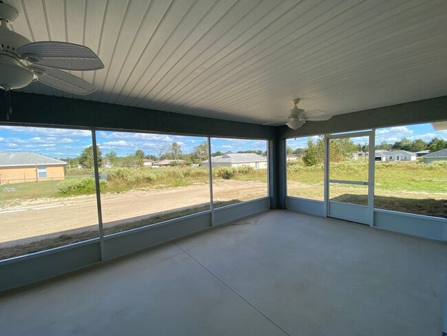 Building Photo - Custom Home - Desirable SE Ocala neighborhood 3/2/2 ** Wont Last**