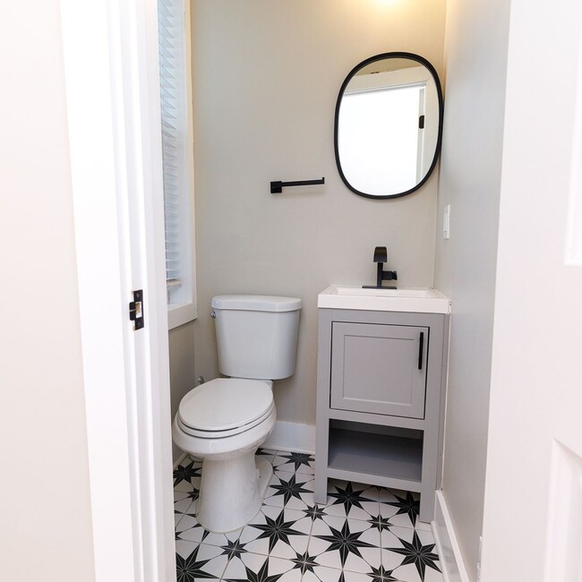 Building Photo - Beautifully Updated 4 Bed/3.5 Bath Row-Hom...