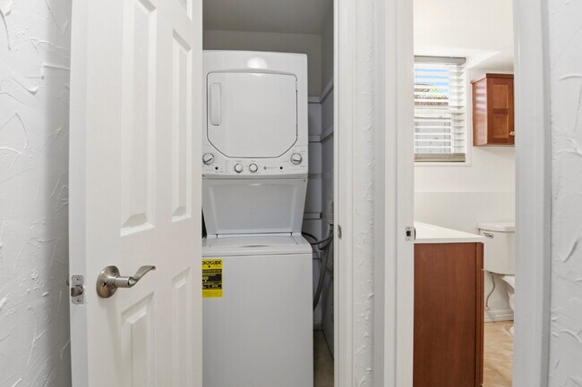 Building Photo - $1,520.95 - 2 bed, 1 bath updated ground floor Condo in Lakewood with In Unit Laundry