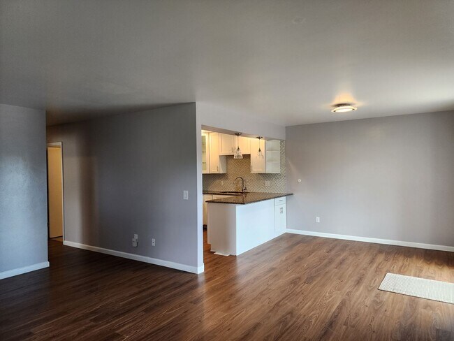 Building Photo - Updated 3 Bedroom Townhome in Great Area!